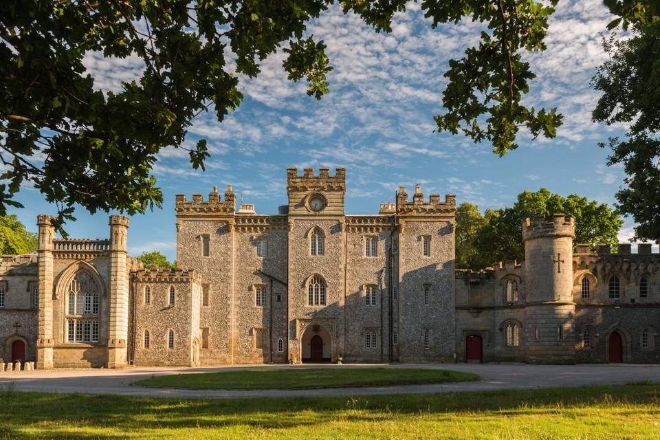 AlmanachGotha's tweet photo. #CastleGoring is a Grade I listed country house in Worthing, West Sussex, England. In 1845 #MaryShelley inherited the building as widow of the poet. It is currently the Seat of #LadyColinCampbell. @LadyColinCampb https://t.co/Lz1ubqBeMr