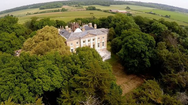 AlmanachGotha's tweet photo. #CastleGoring is a Grade I listed country house in Worthing, West Sussex, England. In 1845 #MaryShelley inherited the building as widow of the poet. It is currently the Seat of #LadyColinCampbell. @LadyColinCampb https://t.co/Lz1ubqBeMr