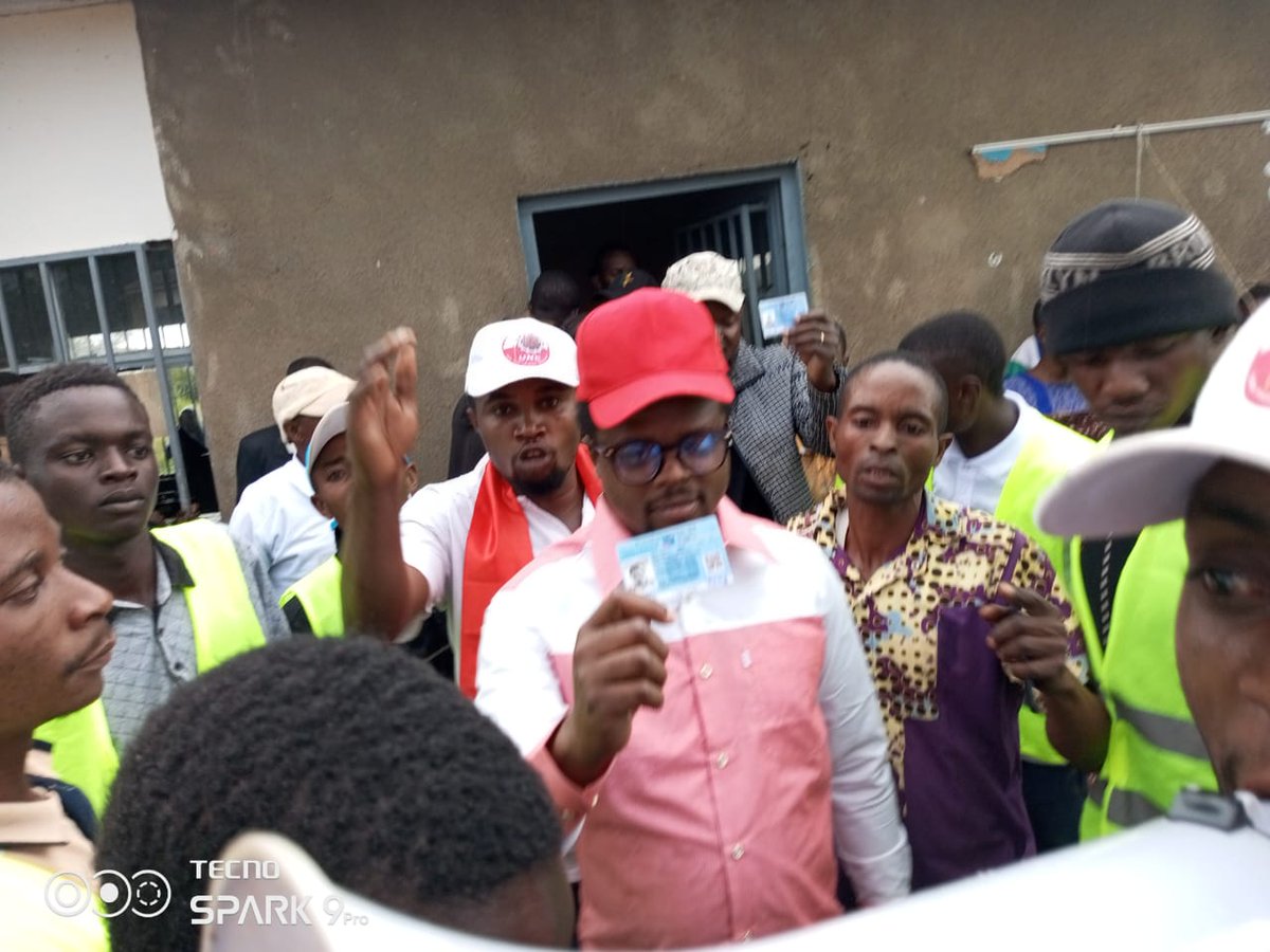 coeurdafriqueM's tweet photo. #UNC/LUALABA:Processus électoral.
Accompagné d'une foule immense le coordon #Alex #MBAYA à rempli son devoir civique ce jeudi 16 Mars au village #DIKANDA territoire de #LUBUDI, le marron des mouvements associatifs @UNCRDC_LUALABA est candidat aspirant ds ce coin de la province https://t.co/67aInnpDZf