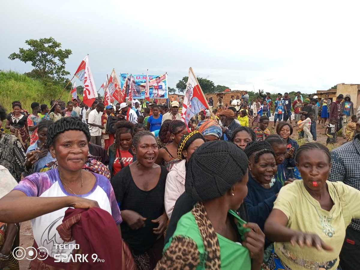 coeurdafriqueM's tweet photo. #UNC/LUALABA:Processus électoral.
Accompagné d'une foule immense le coordon #Alex #MBAYA à rempli son devoir civique ce jeudi 16 Mars au village #DIKANDA territoire de #LUBUDI, le marron des mouvements associatifs @UNCRDC_LUALABA est candidat aspirant ds ce coin de la province https://t.co/67aInnpDZf