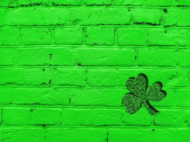 To all you leprechauns out there I am wishing you a day full of fun! 

#shenanigans #stpatricksday #fridayfeeling