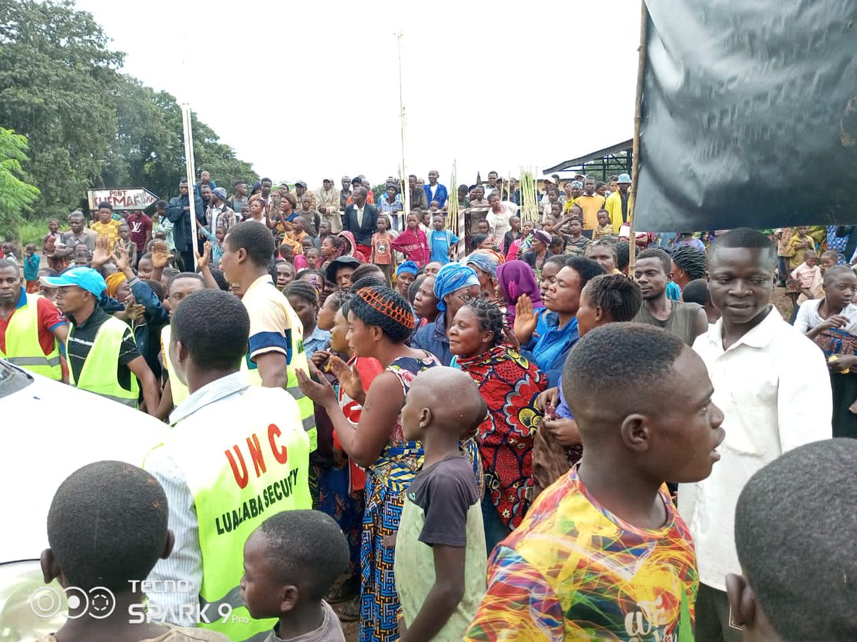 coeurdafriqueM's tweet photo. #UNC/LUALABA:Processus électoral.
Accompagné d'une foule immense le coordon #Alex #MBAYA à rempli son devoir civique ce jeudi 16 Mars au village #DIKANDA territoire de #LUBUDI, le marron des mouvements associatifs @UNCRDC_LUALABA est candidat aspirant ds ce coin de la province https://t.co/67aInnpDZf