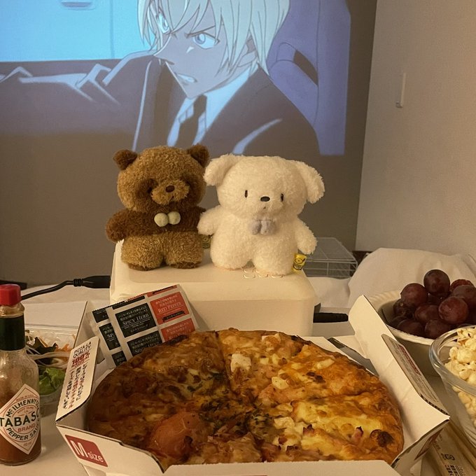 今週も無事に終わったのであやちゃんとベットの上で映画鑑賞中です꒰ᐢ⸝⸝&bull; &middot;̭ &bull;⸝⸝ᐢ꒱♡ 普段はリビングにプロジェクターを写して見てるけど、今日はどうしてもこの向きで見たくて扉を外しました &hellip; 😂笑 ┈┈┈┈┈┈┈┈┈┈ 皆さんも一週間お疲れ様でした✨ 良い週末を過ごしてください