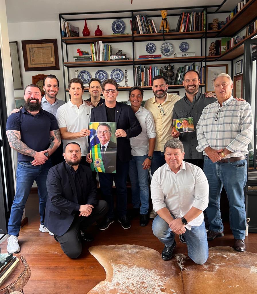mfriasoficial's tweet photo. Café da manhã com essa turma de peso. Aqui somos todos @jairbolsonaro 🫡🇧🇷 https://t.co/qq2EaHKhvQ