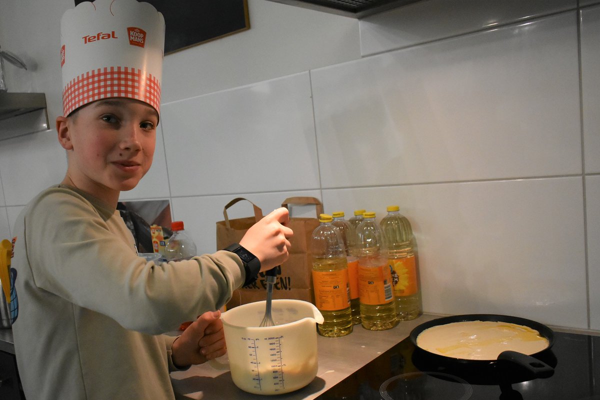 WOntmoet's tweet photo. de #samenontmoeten bak-challenge #Pannenkoekendag leeft ook in #Honselersdijk! Senioren kregen pannenkoeken geserveerd van leerlingen van WSKO 't Startblok https://t.co/CexwhgaLAb