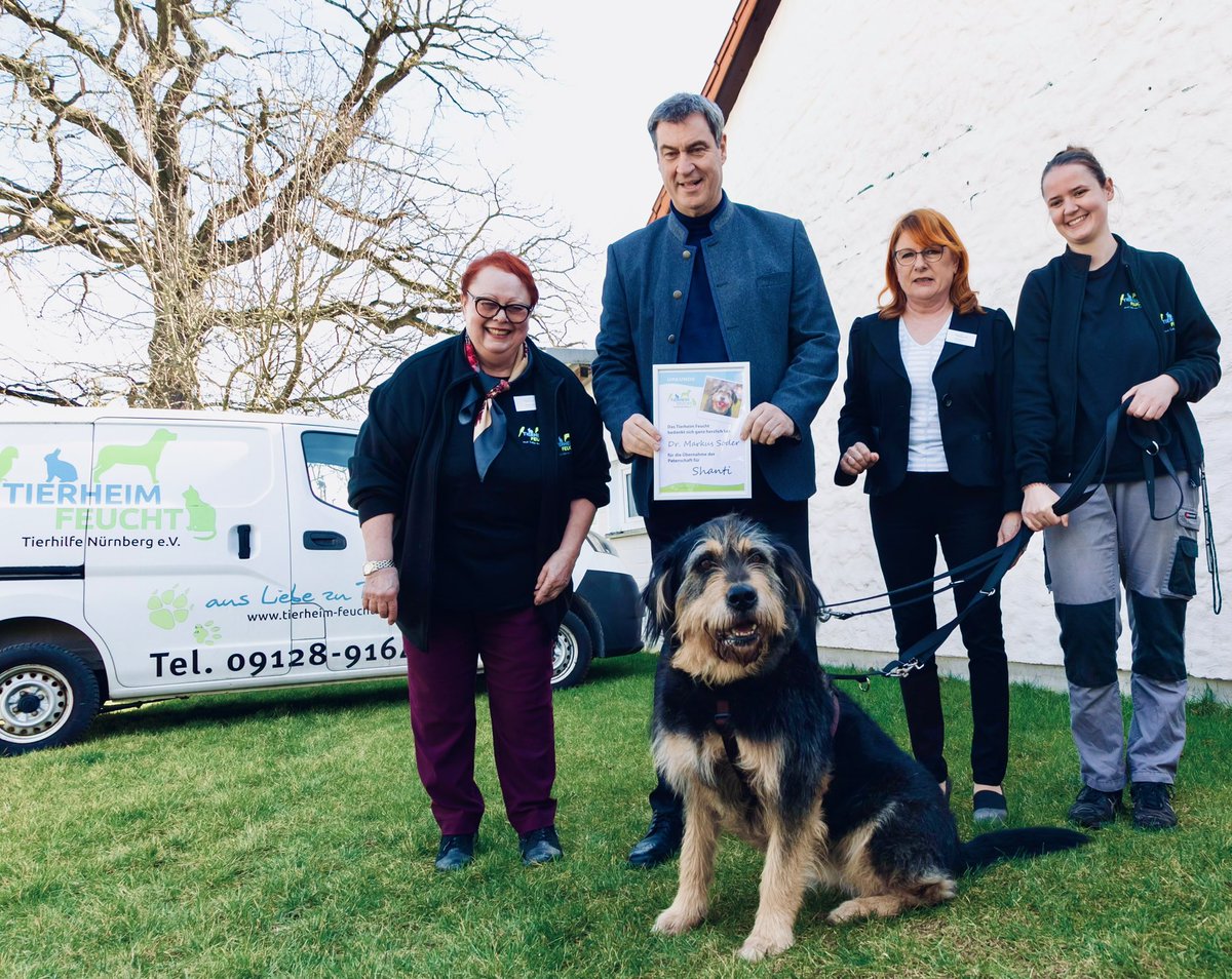 Markus_Soeder's tweet photo. Die treuen Augen eines Hundes berühren einfach das Herz. Habe die Ehrenpatenschaft für Mischlingshündin Shanti im #Tierheim übernommen. Das Futter für ein Jahr ist gesichert...#Hunde sind die beste Freunde des Menschen. Bin selbst Hunde-Fan und habe mit Molly und Bella auch zwei. https://t.co/pxa3P1nExz