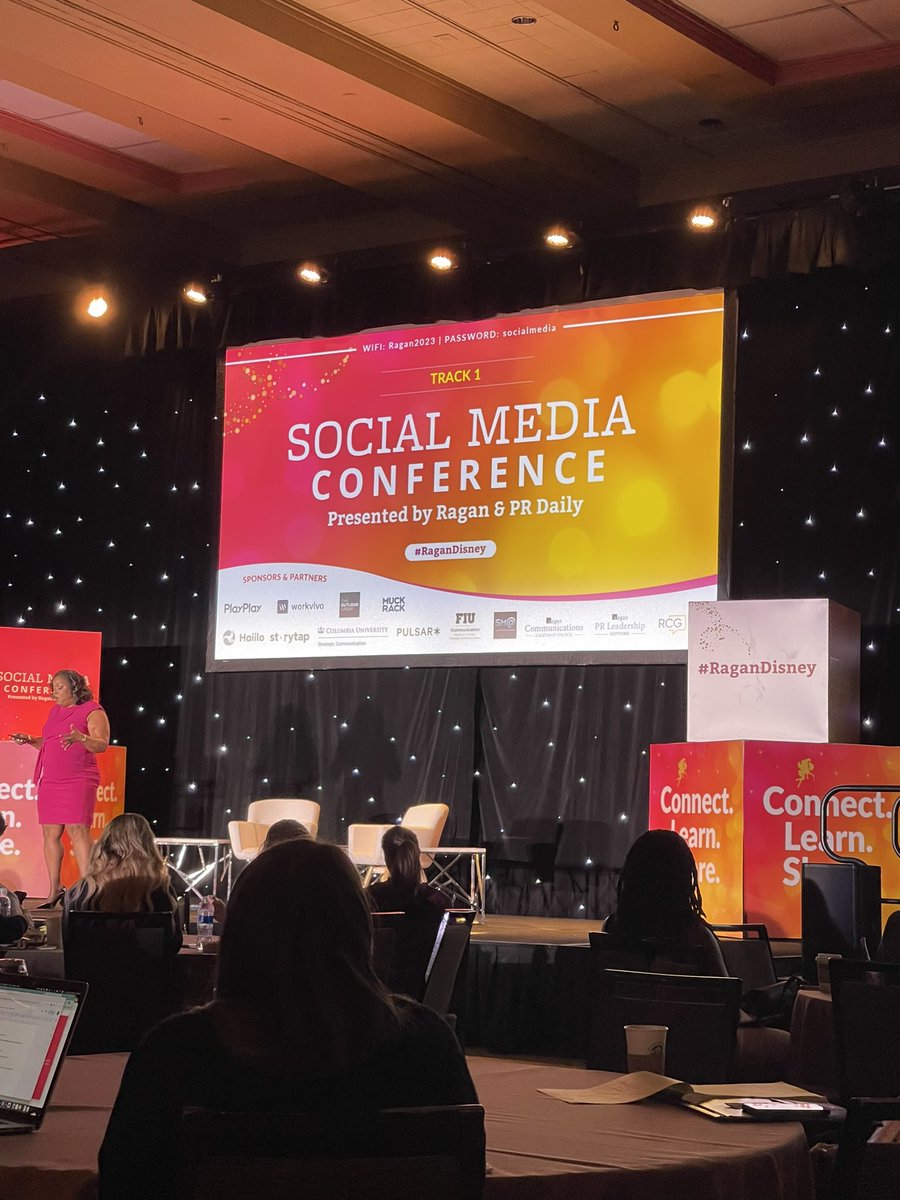 AstenRigel's tweet photo. .@SmallBizLady kicks off day 3 @RaganComms SM Conf. talking about influencer marketing. One of my fav topics. #RaganDisney https://t.co/5ZdYr0PiVR