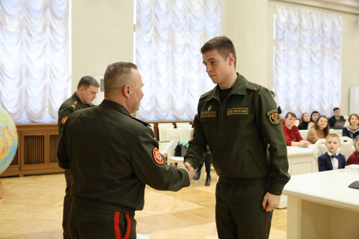 MOD_BY's tweet photo. Сегодня в Центральном Доме офицеров Вооруженных Сил Беларуси Министерство обороны чествовало победителей и участников творческих конкурсов, приуроченных к 105-летию Вооруженных Сил.

Подробнее ➡️ https://t.co/jvCqvVb6dV https://t.co/FFoA0UyYmJ