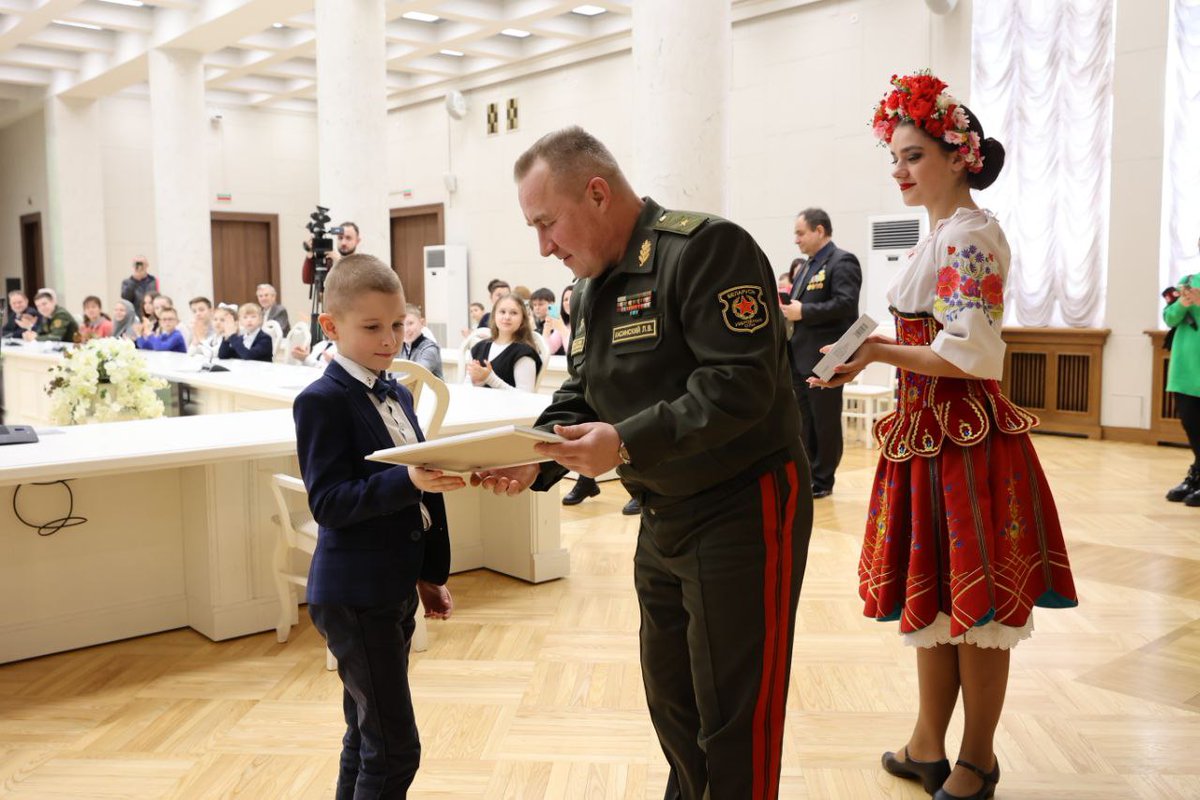 MOD_BY's tweet photo. Сегодня в Центральном Доме офицеров Вооруженных Сил Беларуси Министерство обороны чествовало победителей и участников творческих конкурсов, приуроченных к 105-летию Вооруженных Сил.

Подробнее ➡️ https://t.co/jvCqvVb6dV https://t.co/FFoA0UyYmJ