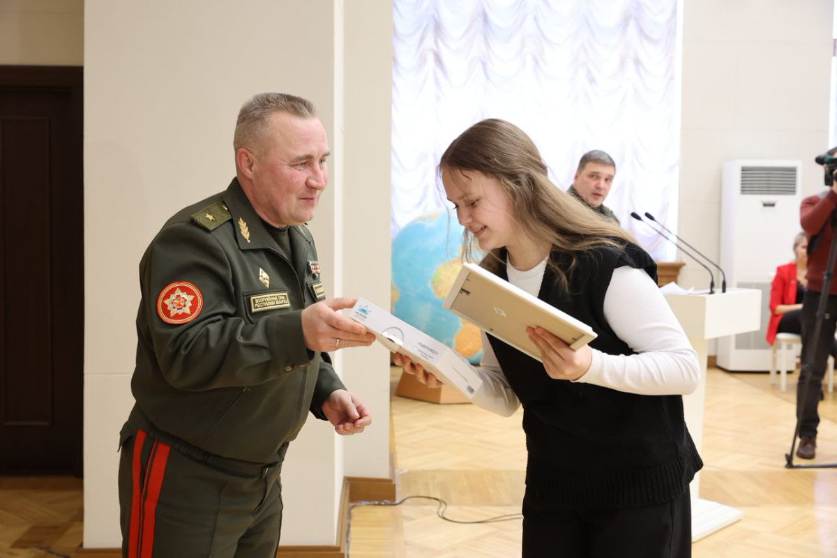 MOD_BY's tweet photo. Сегодня в Центральном Доме офицеров Вооруженных Сил Беларуси Министерство обороны чествовало победителей и участников творческих конкурсов, приуроченных к 105-летию Вооруженных Сил.

Подробнее ➡️ https://t.co/jvCqvVb6dV https://t.co/FFoA0UyYmJ