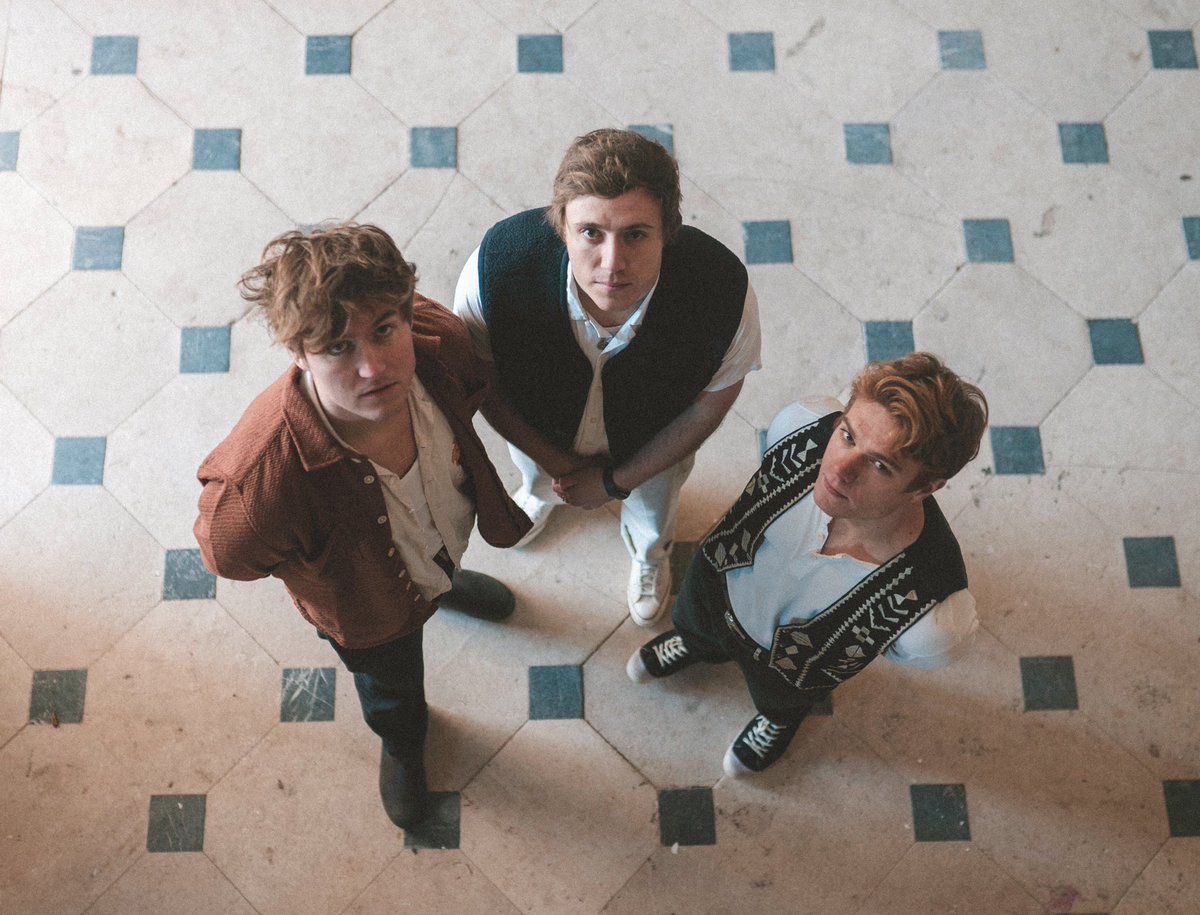 hiveradiouk's tweet image. Catch Martin Lamb’s interview with Matt, Theo &amp;amp; Jack from @TheTorsBand this Sunday from@10am on The Hive. They’ll be talking about new EP/Single ‘Anything Can Happen’ and their upcoming tour supporting @SamRyderMusic. Listen here: 
▶️ hiveradiouk.com/listen-now
#tors #hiveradiouk