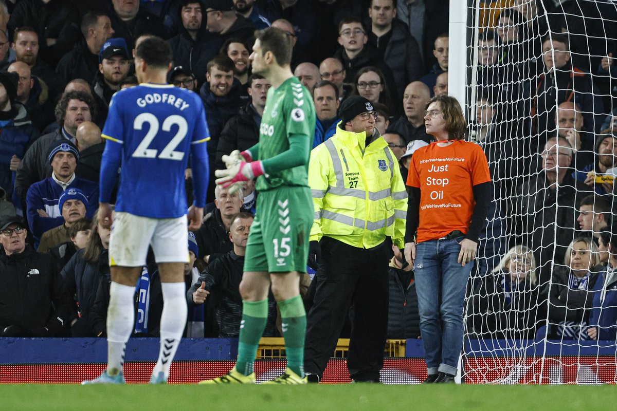 Everton_Extra's tweet photo. One Year Ago, today. 

One of the most mental games I have ever watched as an Evertonian occurred. 🫡 https://t.co/oUNAOrJ3Wc