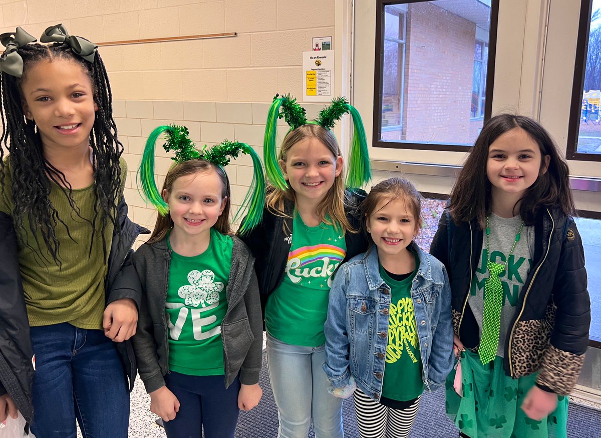 BuckeyeElem's tweet photo. Lots of Leprechauns at Buckeye today!  ☘️ 🌈 🌟 https://t.co/XGPrrl28mB
