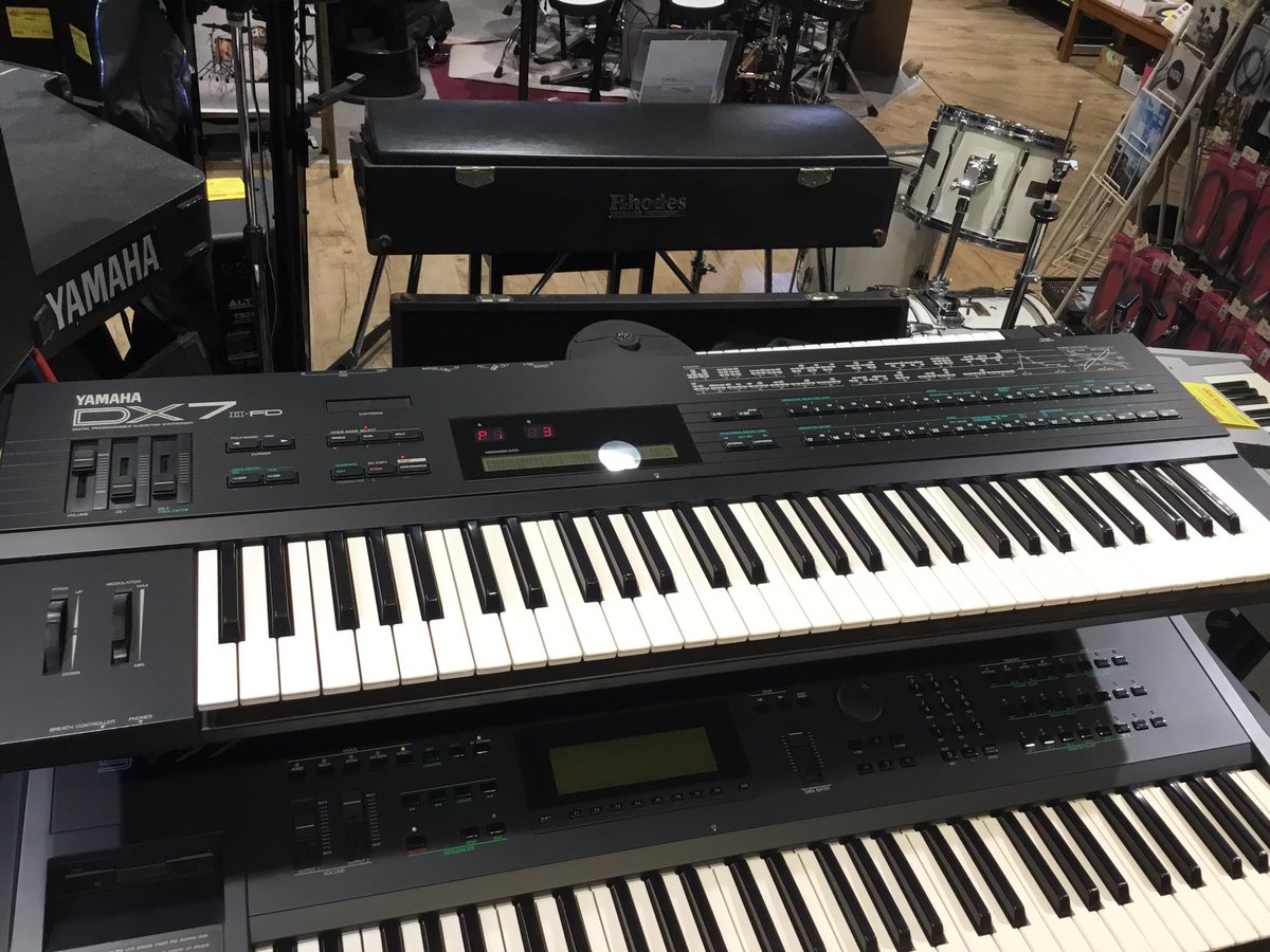ishibashi_yoko's tweet photo. 先日入荷した B900EX に引き寄せたのか、本日は #YAMAHA #SY77 と #DX7IIFD の中古が入荷。
これから商品ページ作ります。
#キーボードマート
#イシバシ楽器横浜店
#中古シンセ https://t.co/IVbLBXTcXQ
