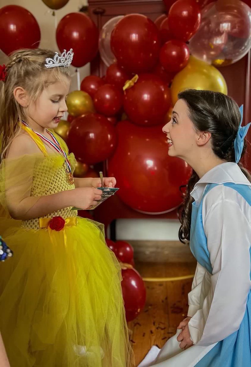 PartionP's tweet image. Living my childhood dreams whilst making children’s dreams come true…This is the best job ❤️

Diolchgar i gael gwneud swydd dwi’n mwynhau gymaint ❤️