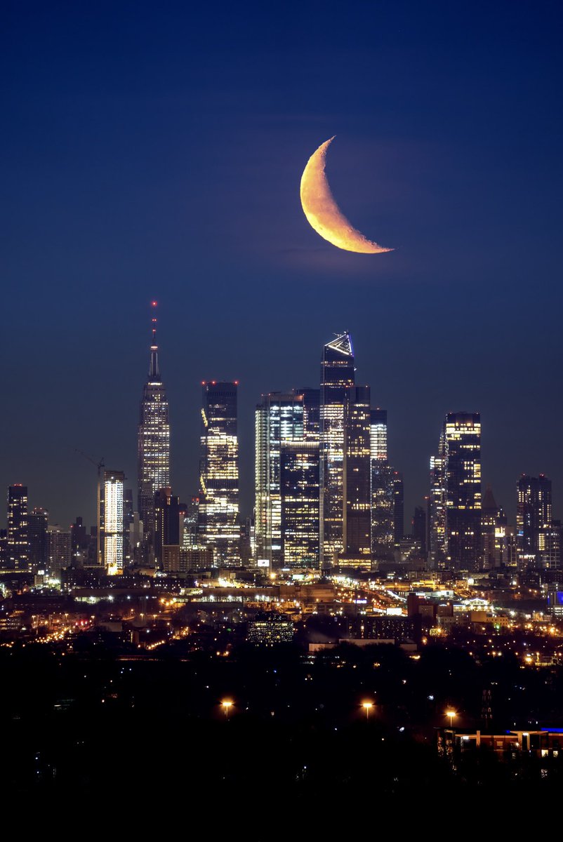 DanTVusa's tweet image. This Morning’s 5am Crescent Moonrise above Midtown Manhattan.
Photo taken from over 13.5 miles away from #NYC in #NJ #lensCompression