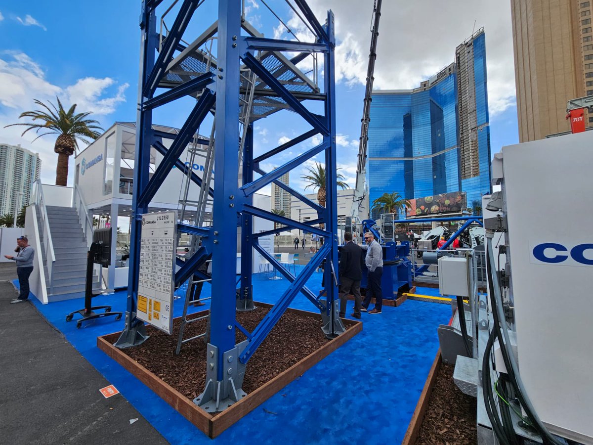 ComansaCranes's tweet photo. Greetings from @conexpoconagg ! These are being very active and interesting days, and we want to thank all the visitors who came to our stand to learn about our new technologies and tower crane models.
#Comansa #Conexpo #towercranes #grúastorre #LasVegas https://t.co/ekoogjpL7C