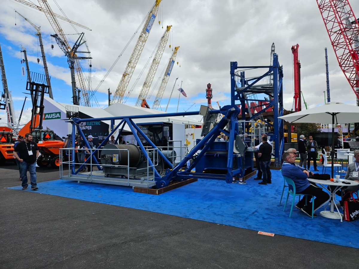 ComansaCranes's tweet photo. Greetings from @conexpoconagg ! These are being very active and interesting days, and we want to thank all the visitors who came to our stand to learn about our new technologies and tower crane models.
#Comansa #Conexpo #towercranes #grúastorre #LasVegas https://t.co/ekoogjpL7C