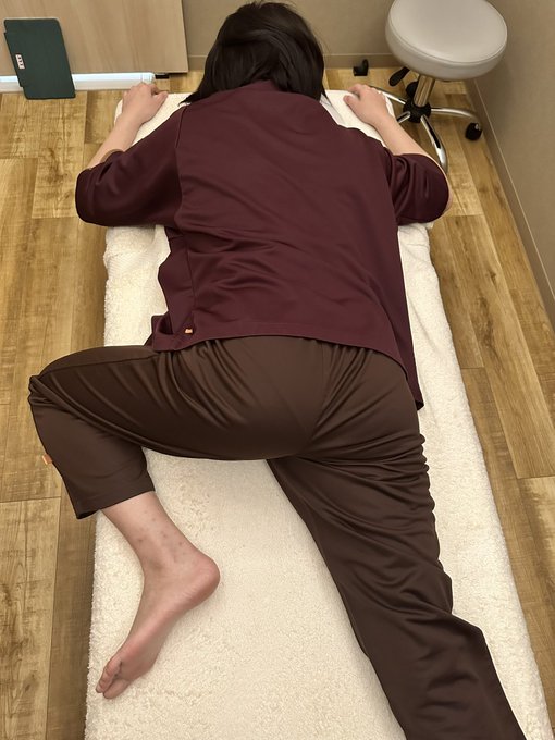御徒町まで整体受けに行ってきた！60分身体の話ししながら施術してもらって学ぶことが多かった🙆🏻&zwj;♀️肩甲挙筋と腸腰筋がめちゃくちゃ硬いことが判明。写真のポーズ取ると骨盤ズレてるかわかるらしいんだけど,股関節とベッドの間にすんなり拳入るくらいズレてた😫💔職業病の反り腰治したい&hellip;(続く)<a href="/tag/%E6%A5%BD%E3%81%97%E3%81%8B%E3%81%A3%E3%81%9F"class="tags"><span>#楽しかった</span></a><a href="/tag/%E6%89%8B%E4%BD%9C%E3%82%8A"class="tags"><span>#手作り</span></a><a href="/tag/%E3%83%AC%E3%83%A2%E3%83%B3%E3%82%B5%E3%83%AF%E3%83%BC"class="tags"><span>#レモンサワー</span></a><a href="/tag/%E5%BF%98%E5%B9%B4%E4%BC%9A"class="tags"><span>#忘年会</span></a><a href="/tag/%E3%82%AA%E3%83%95%E4%BC%9A"class="tags"><span>#オフ会</span></a><a href="/tag/%E6%98%A5%E5%8E%9F%E6%9C%AA%E6%9D%A5"class="tags"><span>#春原未来</span></a><a href="/tag/%E3%82%B7%E3%83%BC%E3%82%BA%E3%83%B3"class="tags"><span>#シーズン</span></a><a href="/tag/%E9%A3%B2%E9%85%92"class="tags"><span>#飲酒</span></a>