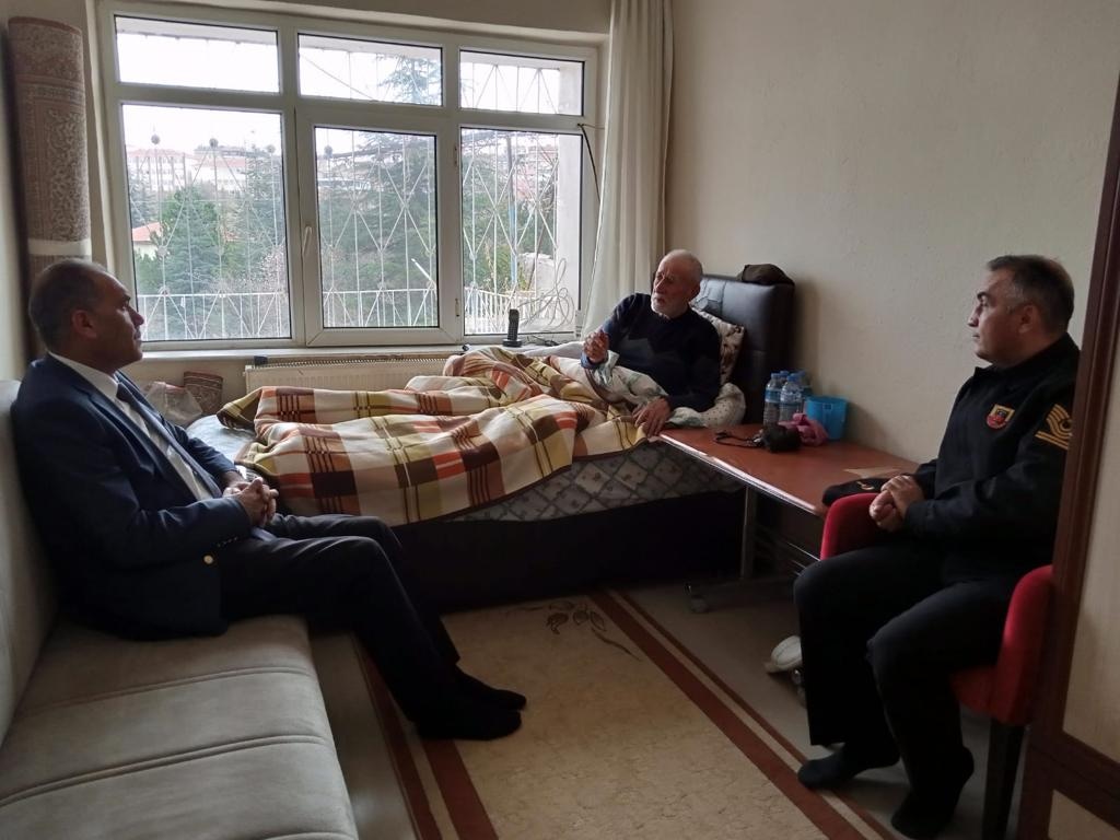 İl Müdürümüz <a href="/acar_halit_63/">🇹🇷Halit AÇAR</a>, beraberinde İl Jandarma Komutanlığını temsilen Astb. Bşçvş. Mikail Doğan ile 2017 yılında operasyon dönüşü Siirt Gökçebağ mevkiinde yaşanan trafik kazası sonucunda Şehit olan J. Kom. Er Ramazan Tüfekçi’nin babası Mehmet Tüfekçi’ye ziyarette bulundu.