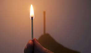 Ateşin gölgesi neden yoktur ?
Ateş etrafına ısı ve ışık yayan enerji kaynağıdır, gölgeyi oluşturan temel etmen ışıktır bu nedenle ışık kaynağının kendisinin gölgesi olmaz. Aynı şekilde lambalar vb. ışık kaynaklarınında gölgesi olmaz.