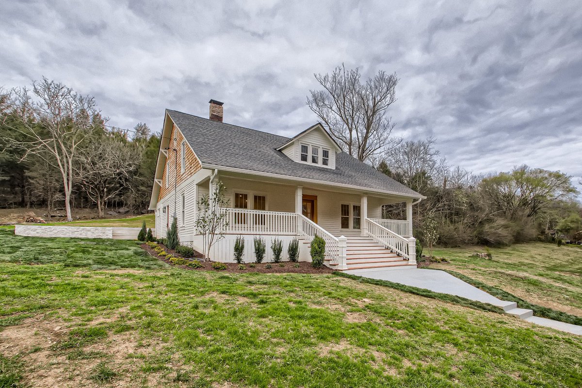 Tenn_Homes's tweet photo. This fireplace.... 🔥😍🔥😍🔥

📍 5250 Brick Church Pike, Goodlettsville, TN
🛏️ 4
🛁 3.5
📏 2,615
$749,000
MLS: 2494133
Listing courtesy of: Liberty House Realty, LLC
#homeforsale #nashvillerealestate #tnhomes #homesearch #historic #oldhomes #goodlettesville #davidsoncounty https://t.co/lro91ZxVQ5