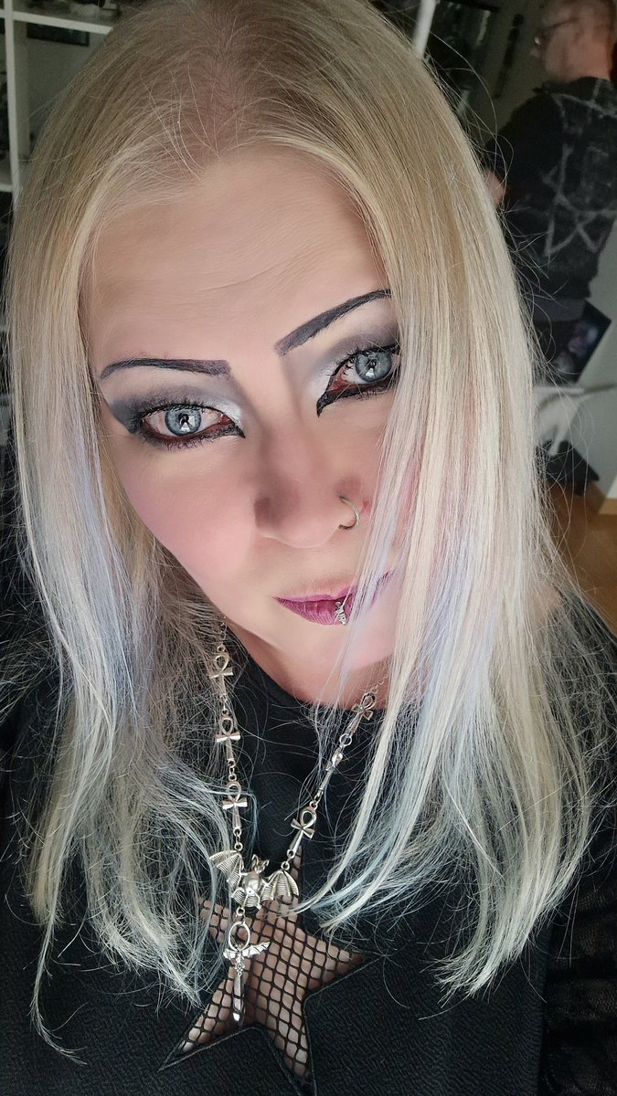 Have a great weekend Darklings 

#Eldergoth #makeup #goth #tradgoth #Swedish #50plus #blondegoth #Sanniz #weekend #blueeyes #diy #diyjewelry