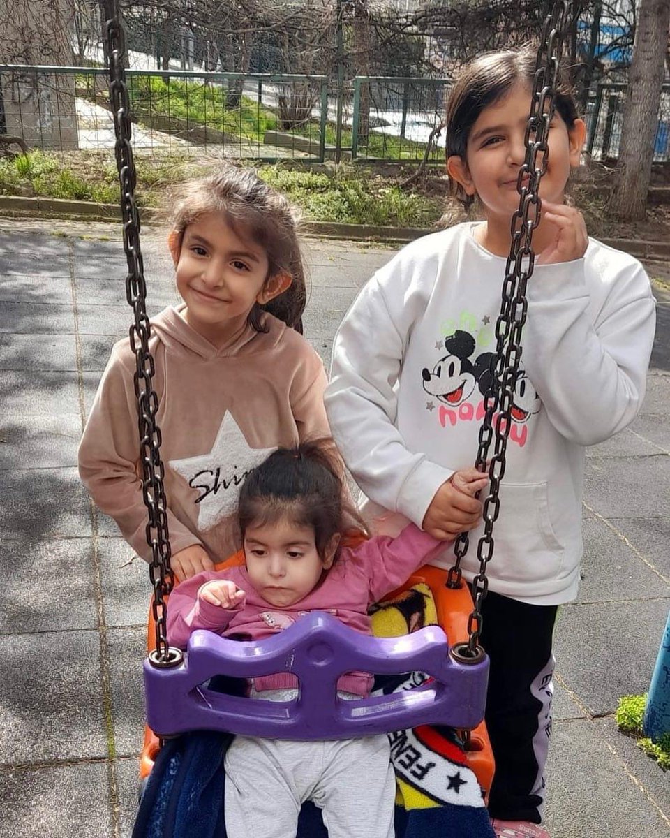 Nefes’in güzeller güzeli ablalarıyla tanışmış mıydınız ? 🥰Büyük ablamız Ada ve küçük ablamız Semoş sizinle bu fotoğrafı
Sizlerin destekleriyle ve emekleri ile bu hayaller artık uzak değil 🙏🏻 Şimdi sizlerden güzel ablalarımızın hatırına SON %3 için bağış yapmanızı istiyoruz.