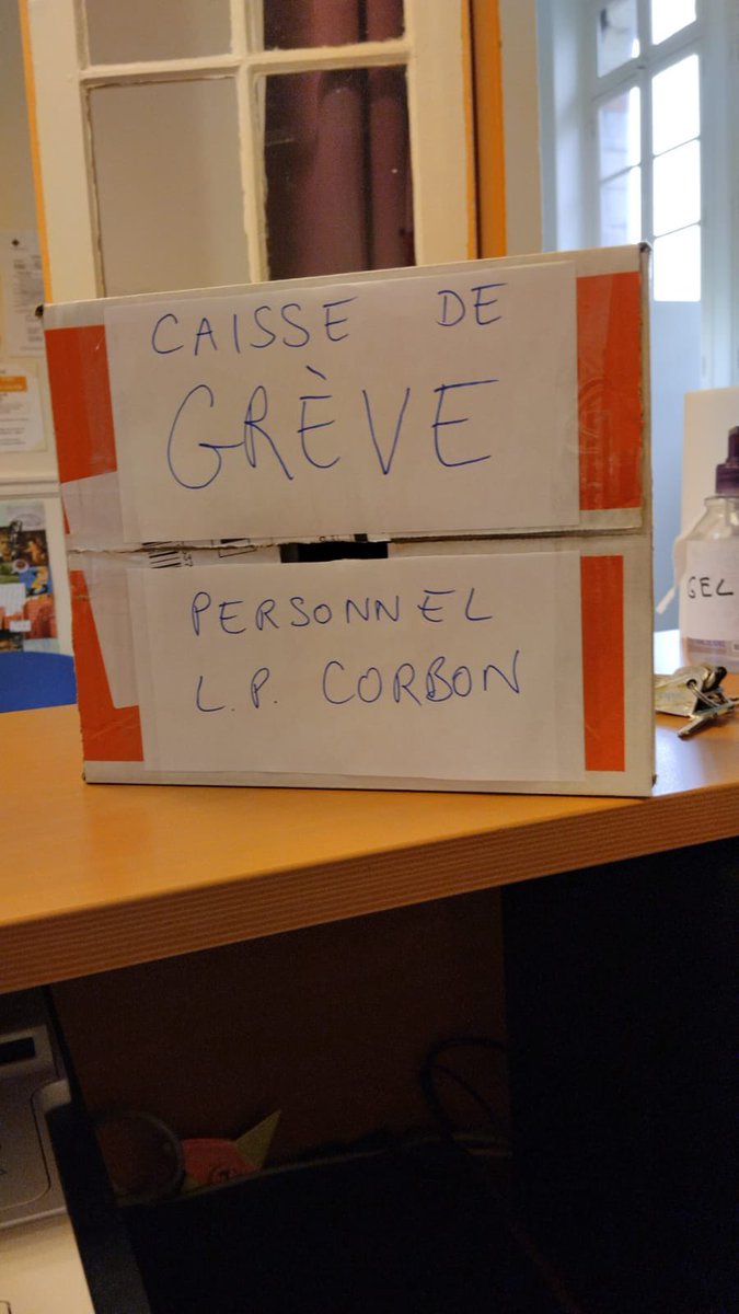 L_filoche's tweet photo. J’ai jamais fait ça, mais pour nous les AED, la grève commence a coûter cher même à l’indice de rémunération le plus bas de la fonction publique. Si jamais vous avez les moyens hésitez pas a nous aider!! #ReformesDesRetraites 

https://t.co/jA6sdhQxwA https://t.co/HDZkxkMi77