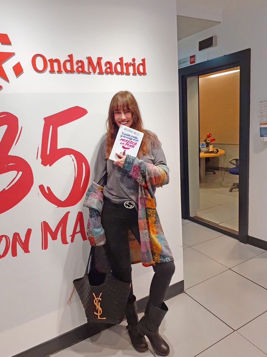 #LaRegadera de <a href="/ondamadrid/">Onda Madrid</a> a las doce de la noche con <a href="/bearicoactriz/">Beatriz Rico</a> #autora #novela #Túquédate conmigo