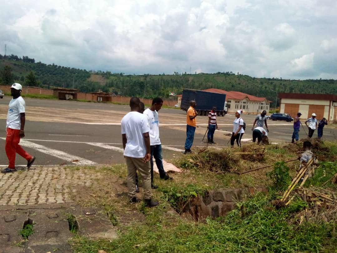 RusiziDistrict's tweet photo. None urubyiruko rwa @RusiziDistrict rwafatanyije n'urw'i Burundi bakorana n' umushinga Mupaka shamba letu ku bufatanye na @FaithVictoryRw na @interlert_Rwanda bara umuganda ku mupaka wa Ruhwa,hagamijwe kunoza umubano n'ubufatanye hagati yabo. @LetuProject https://t.co/r9KCQ6CWzM