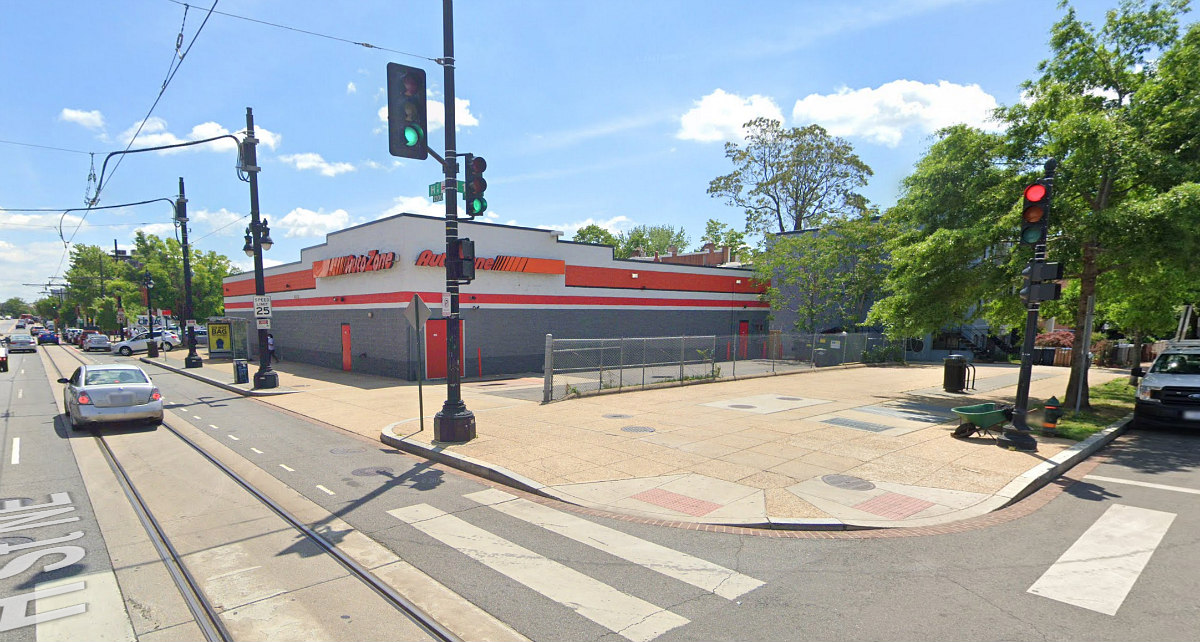 UrbanTurf_DC's tweet photo. 200-Unit Apartment Project Planned For Autozone Site Along the H Street Corridor. https://t.co/FuFogCuPVF https://t.co/YE5TLBs5rn