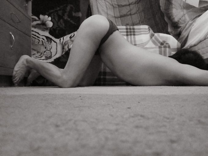 You can see these poses without the underwear here. https://t.co/KJqRh2lCCR https://t.co/D802RDNabP