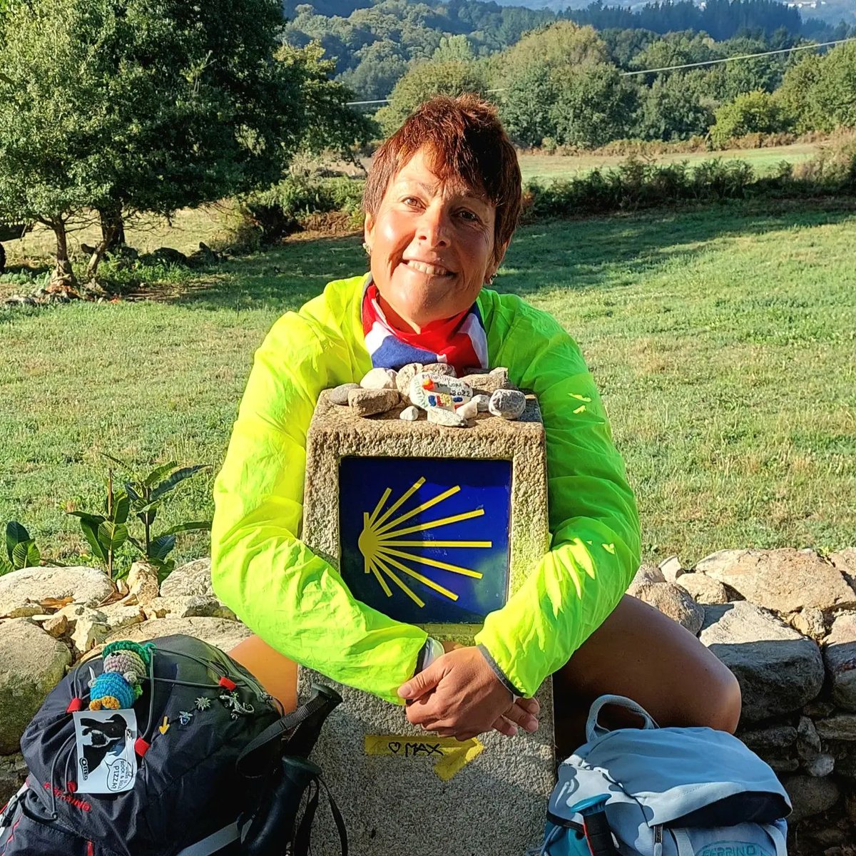 vivecamino's tweet photo. Es el Camino que te hace peregrino.
No pares a pesar del cansancio y las ampollas, aligera tu mochila con lo imprescindible, comparte lo poco, escucha, da la bienvenida, saluda, agradece, sorpréndete...
El Camino  tiene lugar dentro y fuera de ti.

📷 bruttarospa https://t.co/CE8W7ykxgP