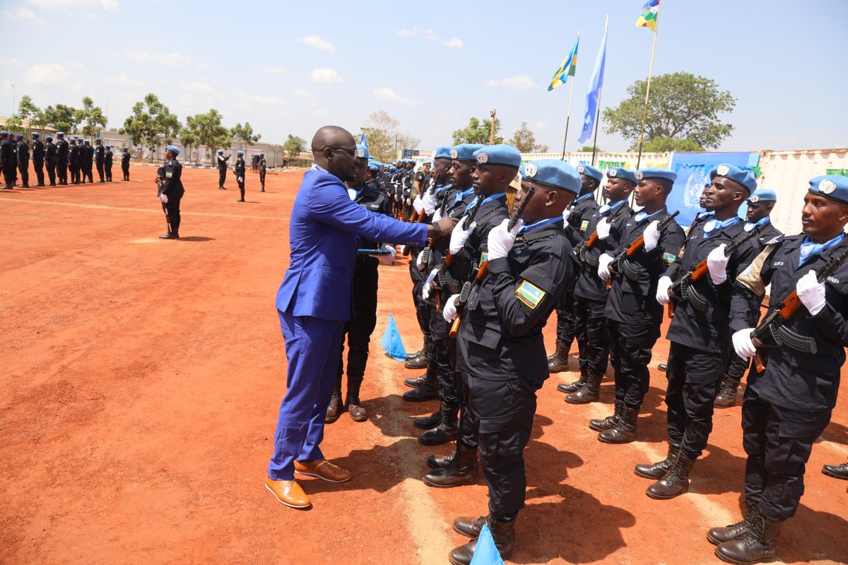 🚨Le Chef @UNPOL_RCA a présidé, le 15/3/23, à la cérémonie de remise de médailles 🎖️@ONU_fr
 à 180 éléments de l’Unité de Police Constituée du #Rwanda 🇷🇼 déployée à KAGA-BANDORO (Centre 🇨🇫).Le CP Christophe BIZIMUNGU a salué le rôle de cette unité dans la protection des civils.