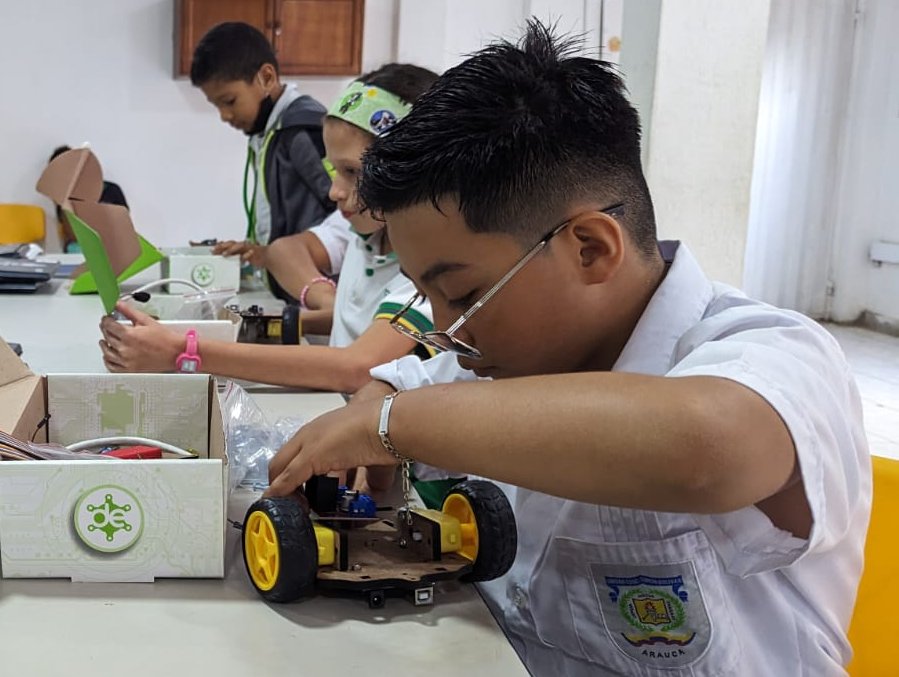 EducontinuaUN's tweet photo. #SomosEducación |👏👧🧒 Estamos emocionados de llegar con nuestro  programa "Niños y niñas científicos de la #UNAL" a los municipios de Arauca y Saravena, brindando talleres de robótica, óptica y electrónica a 60 estudiantes. https://t.co/rVlj6y7yS0