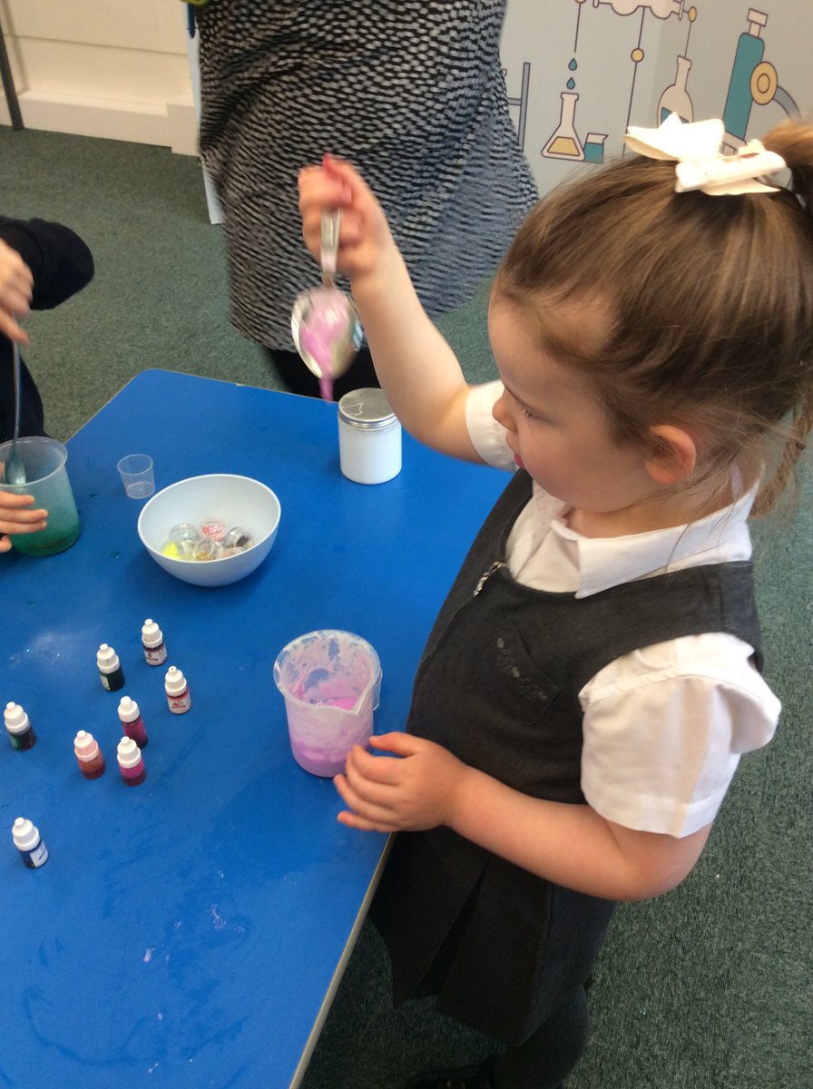 ASA_FS1's tweet photo. We made our very own slime! It was very squashy and slimy! We had lots of fun experimenting. #ASAScientists https://t.co/eDsYEz7IQB