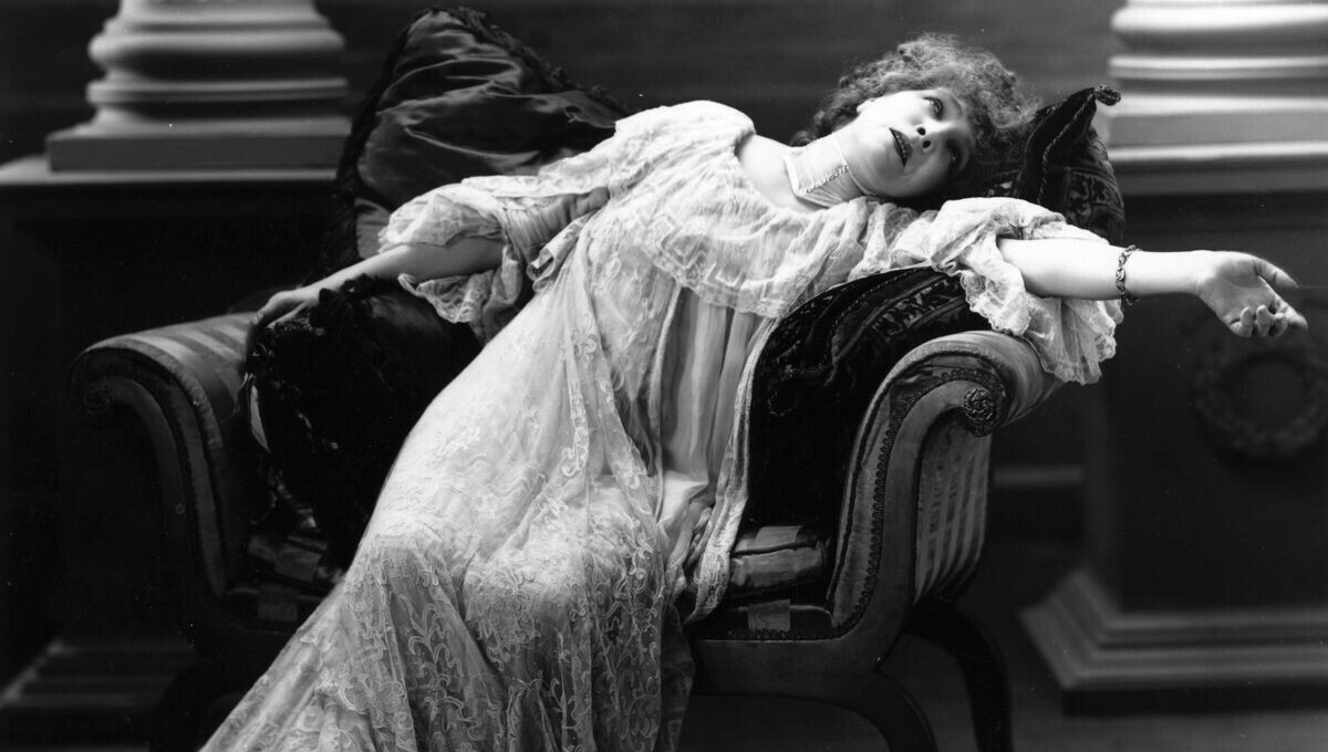 franceculture's tweet photo. Hystérique ! Si cette stigmatisation fonctionne toujours, c’est que nos imaginaires sont peuplés de folles enfermées dans le grenier, de femmes au foyer au bord de la crise de nerfs. Comment en finir avec cette fiction ? 
➡️ https://t.co/ktUNt04BCV https://t.co/ou0zHKWPOq
