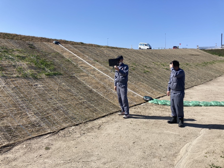 kanatsu_jyouhou's tweet photo. おはようございます😊
完成形状点群と矢板モデルと出来形3次元座標ポイントで地中の見える化に取り組んだ現場
MR #GyroEye で矢板モデルを現地に召喚
「おお~っ」いい感じ🤩
まさに一粒で二度おいしい(一石二鳥ともいう)😋
さあ準備は整いました
明日、完成検査です🫡 https://t.co/q4cgP8uxyO