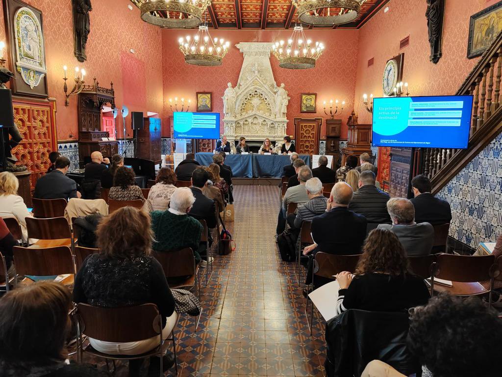 portsgencat's tweet photo. ⚓️ La directora territorial de la Zona Portuària Centre, @eblancomacia, ha assistit a l'última jornada del 5è #SimposiGarraf, a #Sitges, on s'ha parlat del nou model industrial, l'economia i el coneixement, i la destinació turística. Nous reptes de futur per al #Garraf. https://t.co/WIfxcwdorO