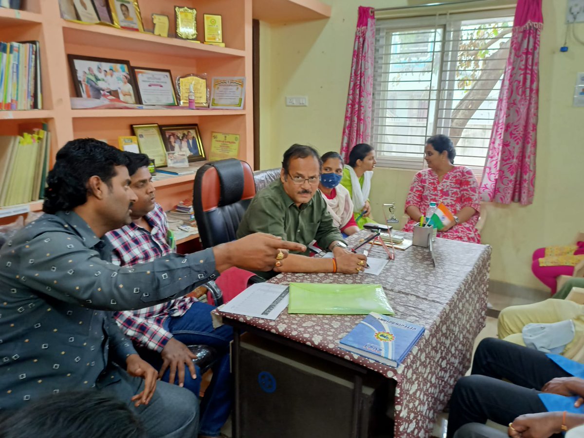 DrKSatishkumar1's tweet photo. @APAHD2023 REVIEW MEETING AT AVH KADIAM BY OUR AD SIR Dr K Satyanarayana sir regd FMD progress,PKCC,YSR Cheyuta,twitter, https://t.co/xKoJMfwgFz
