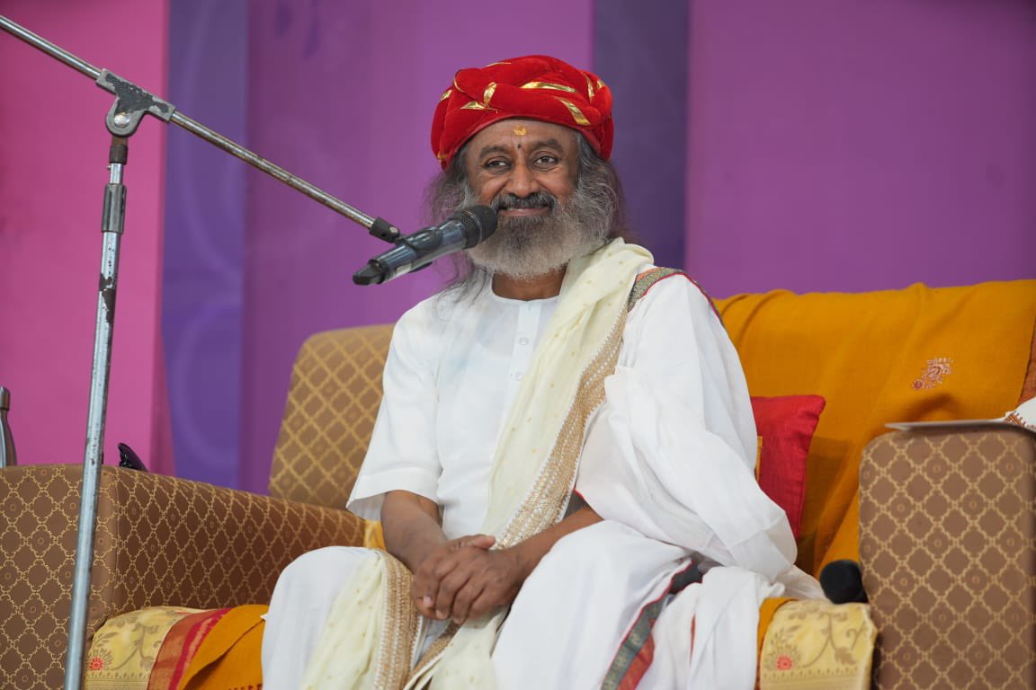Gurudev's tweet photo. Thousands of youth from universities in and around Anand, Gujarat gathered to take a pledge to say no to drugs! #DrugFreeIndia https://t.co/UHoNWSdB7q