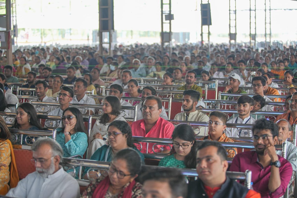 Gurudev's tweet photo. Thousands of youth from universities in and around Anand, Gujarat gathered to take a pledge to say no to drugs! #DrugFreeIndia https://t.co/UHoNWSdB7q
