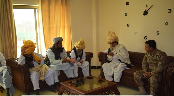 Maj_Zararr's tweet image. Senior #securityforce official interacted with Maliks from Zilli Khel &amp;amp; Khojal Khel of #AngoorAdda, #SouthWaziristan.
#Peace #Wana #Waziristan