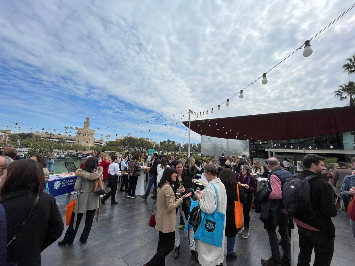 CambridgeEngSP's tweet photo. #CambridgeDay Sevilla, una jornada donde Michael Tomlinson enseñó a crear un ambiente estimulante para los alumnos, otorgándoles destrezas para enfrentar los métodos de evaluación y Mark Meredith habló de prepararlos con habilidades que van más allá del aprendizaje de un idioma. https://t.co/YqyhVeDYgp