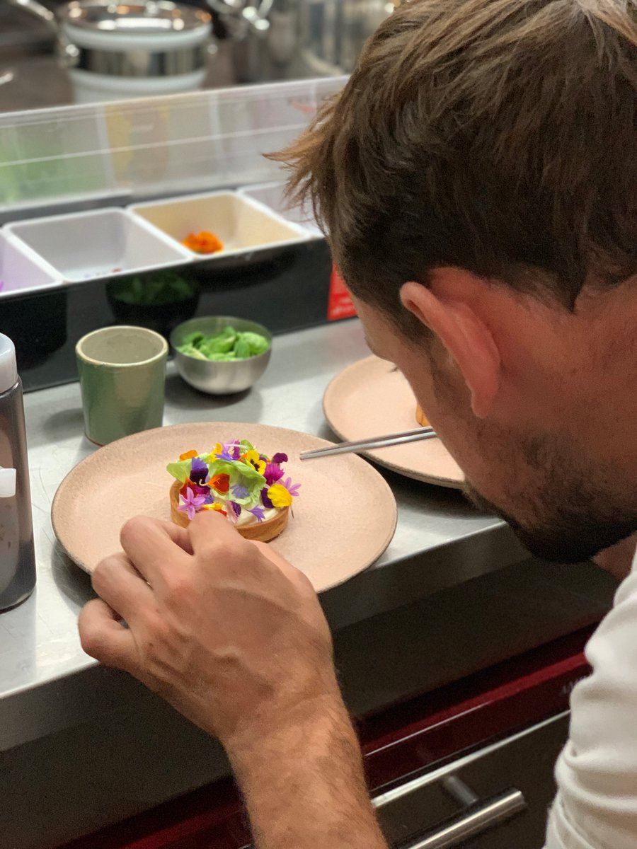 ParisArtDeVivre's tweet photo. [ #Gastronomy in #Paris ] ✨
A little trivia: something perhaps you didn't know...
The 🇫🇷  #French chef behind "L'Esprit de Gigi", Gabriel's restaurant 🍽️  in #EmilyinParis Season3, is actually Thibaut Spiwack! (him again)
https://t.co/urPjo6sF8a @ADmagazinefr 
#TopChef2020 https://t.co/JlgKoK0Jmu