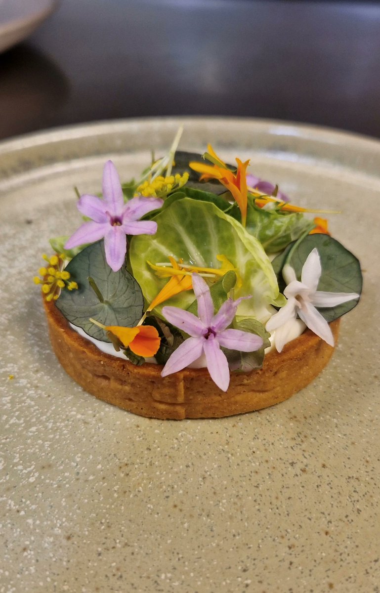 ParisArtDeVivre's tweet photo. [ #Gastronomy in #Paris ] ✨
A little trivia: something perhaps you didn't know...
The 🇫🇷  #French chef behind "L'Esprit de Gigi", Gabriel's restaurant 🍽️  in #EmilyinParis Season3, is actually Thibaut Spiwack! (him again)
https://t.co/urPjo6sF8a @ADmagazinefr 
#TopChef2020 https://t.co/JlgKoK0Jmu