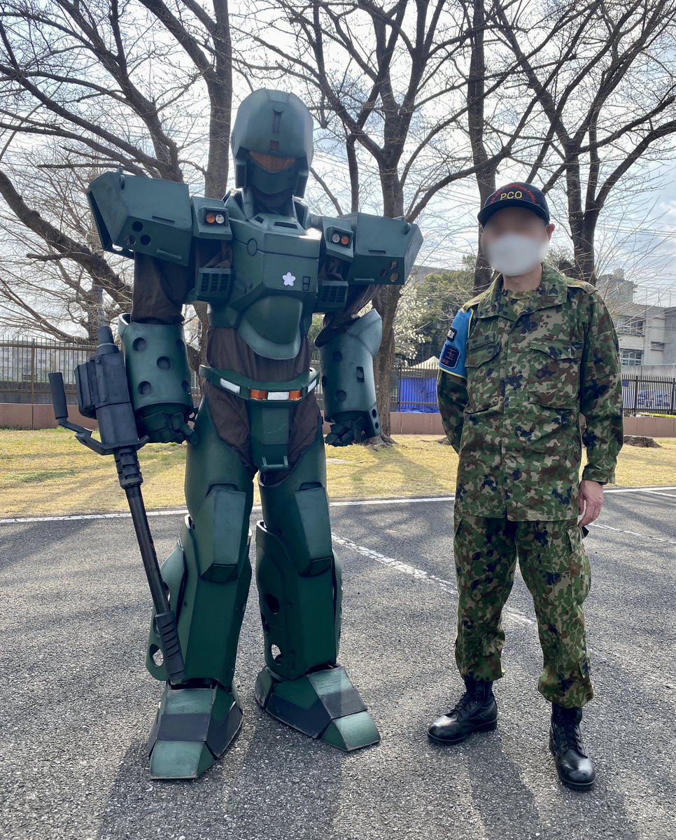 先週末のイベントでヘルダイバーのコスプレで埼玉地本の陸自広報官の方と並んで撮って頂いた写真、やっぱりイタヅマン的な隊員手製のマスコット着ぐるみ感がある