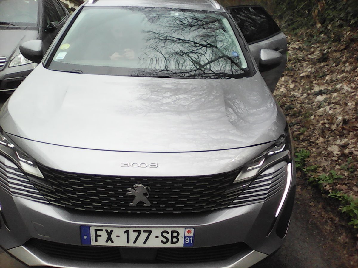 Thorolas1's tweet image. Voici encore une chauffeur qui pense que c'est au vélo, qui roule à droite, de se pousser quand lui roule à gauche. #velotaf #gcum