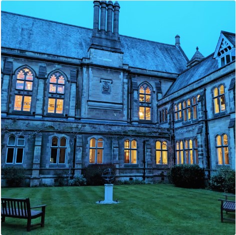 HMCOxford's tweet photo. The Library captured at dusk last weekโค๏ธ
#librariesofoxford #oxfordcollegelibrary #LifeAtHMC
#friyay #FridayPhoto
๐ท@librarylandkate https://t.co/PBH8ZNcbOr